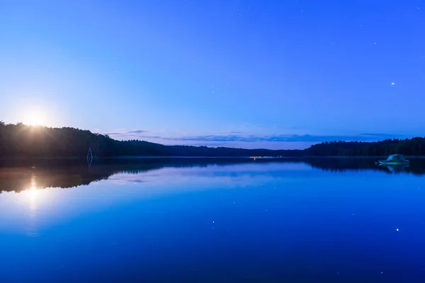 美しい夜の湖の風景 鏡のように穏やかな湖 — ストック写真
