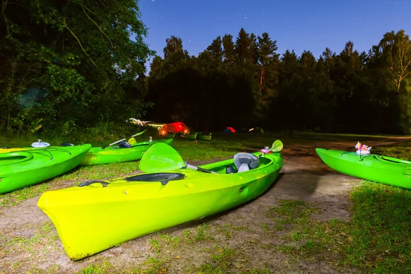 Séchage Kayaks Dans Camp Touristique Nuit Camping Arrêt Touristique — Photo