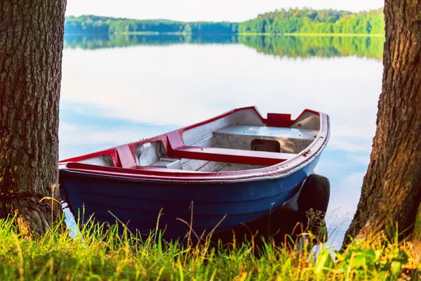 穏やかなリラックスした自然シーン 湖の岸に小さなボート — ストック写真