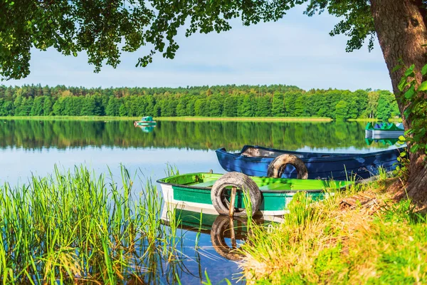 Rustige Ontspannende Natuur Kleine Boot Aan Oever Het Meer — Stockfoto