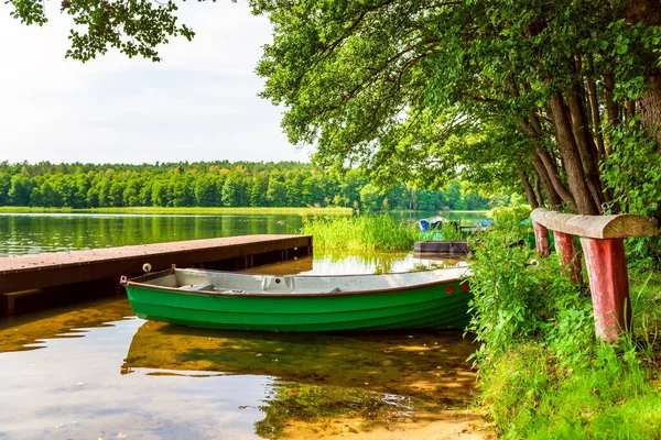 Rustige Ontspannende Natuur Kleine Boot Aan Oever Het Meer — Stockfoto