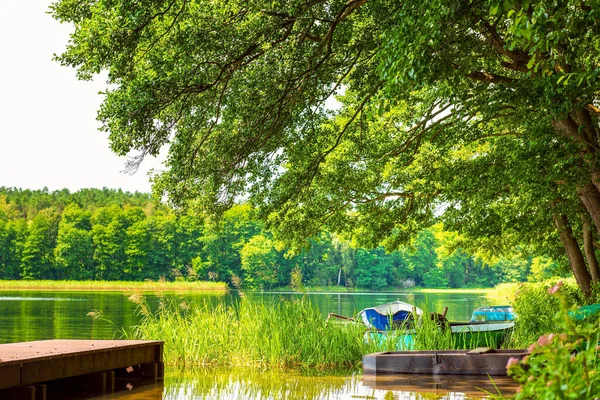 Rustige Ontspannende Natuur Kleine Boot Aan Oever Het Meer — Stockfoto