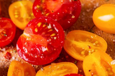 Tahta bir tahtanın üzerinde farklı domates tarlalarının fotoğrafını çek. Çok renkli domatesler. 