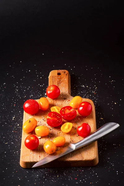 Diferentes Cultivares Tomates Una Tabla Madera Sobre Fondo Negro Tomates — Foto de Stock