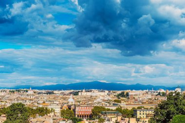 Roma 'nın panoramik manzarası. Roma ünlü bir turizm merkezidir.