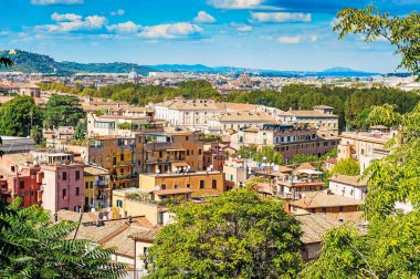 Botanik bahçesinden Roma 'nın panoramik manzarası. Roma ünlü bir turizm merkezidir.