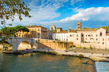 Roma 'daki güzel nehir ve taş köprü manzarası. Roma ünlü bir turizm merkezidir.
