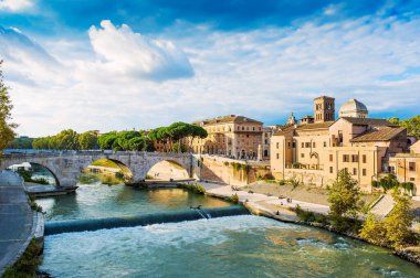 Roma 'daki güzel nehir ve taş köprü manzarası. Roma ünlü bir turizm merkezidir.