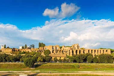 Roma 'daki antik Palatine Tepesi' ne bakın. Roma ünlü bir turizm merkezidir.