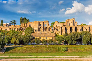 Roma 'daki antik Palatine Tepesi' ne bakın. Roma ünlü bir turizm merkezidir.