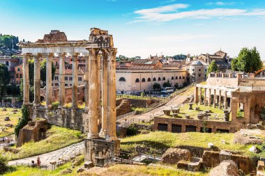 Roma 'daki antik Roma Forumu manzarası. Roma ünlü bir turizm merkezidir.