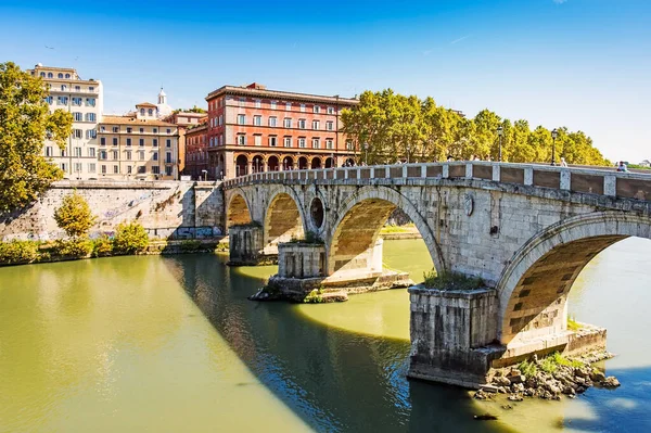 Roma Daki Antik Taş Köprü Roma Ünlü Bir Turizm Merkezidir — Stok fotoğraf