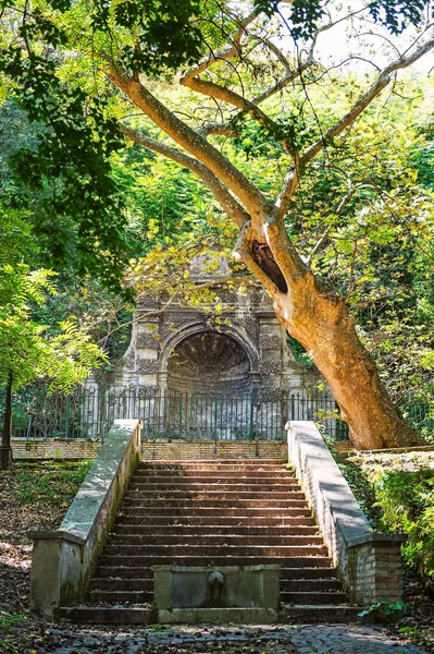 Roma 'daki antik botanik bahçesi. Roma ünlü bir turizm merkezidir.