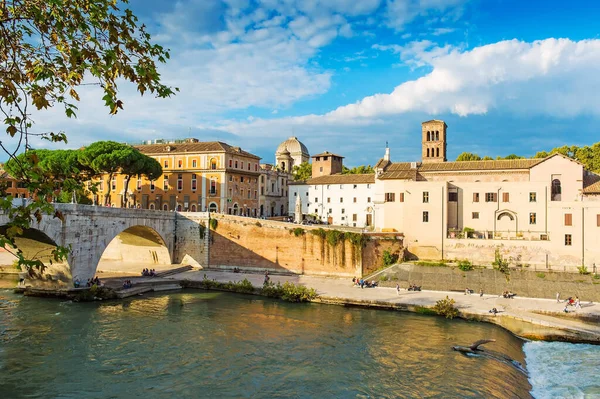 Piękny Widok Rzekę Kamienny Most Rzymie Rzym Jest Znanym Miejscem — Zdjęcie stockowe