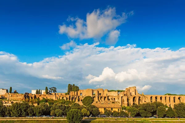 Roma 'daki antik Palatine Tepesi' ne bakın. Roma ünlü bir turizm merkezidir.