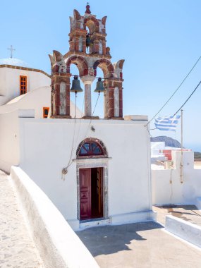 Pyrgos şehri manzarası, tipik beyaz Santorini Hristiyan kilisesi. Santorini adası manzarası. Cyclades, Yunanistan.