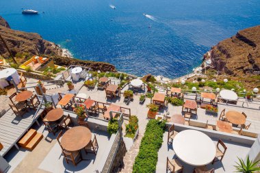 Kafe terasından Santorini volkan manzarası. Santorini, Cyclades, Yunanistan.