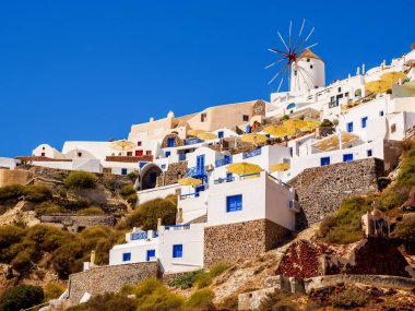 Ege Denizi 'ndeki beyaz mağara evlerinin muhteşem Santorini manzarası. Santorini, Cyclades, Yunanistan.