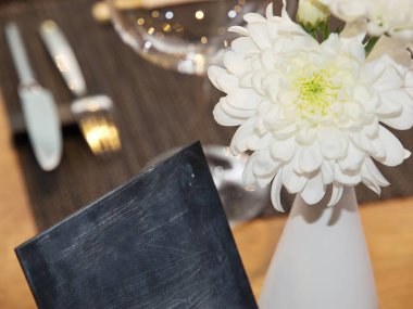 Restoran rezervasyonu için bir masa. Lokantanın içinde ziyaretçi bekliyor. Bulanık arkaplanlı fotoğrafı kapat