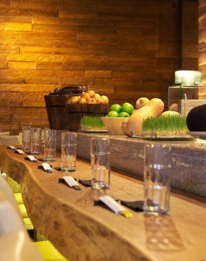 Restoran masasında gözlük. Lokantanın içinde ziyaretçi bekliyor. Bulanık arkaplanlı fotoğrafı kapat