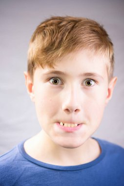 10-12 yaşlarında bir çocuğun duygusal portresi. Neşenin ve eğlencenin duygusal portresi.