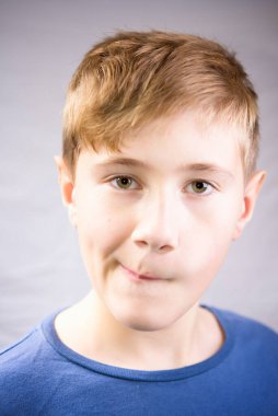 10-12 yaşlarında bir çocuğun duygusal portresi. Neşenin ve eğlencenin duygusal portresi.