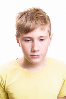 10-12 yaşlarında bir çocuğun duygusal portresi. Üzüntünün Duygusal Portresi, Depresyon ve Endişe.