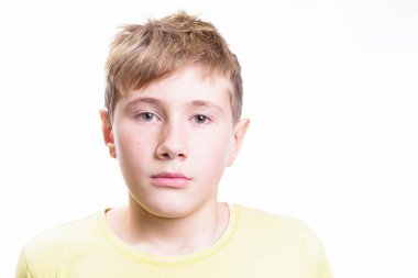 10-12 yaşlarında bir çocuğun duygusal portresi. Üzüntünün Duygusal Portresi, Depresyon ve Endişe.