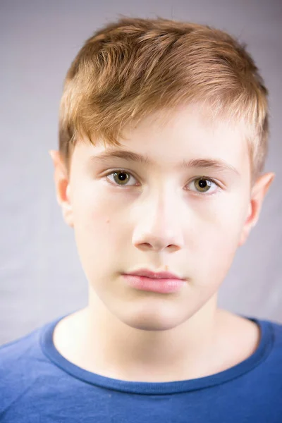 12歳の男の子の中立静かな感情的な肖像画 — ストック写真