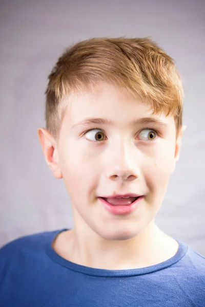 Emocjonalny Portret Letniego Chłopca Emocjonalny Portret Zaskoczenia — Zdjęcie stockowe