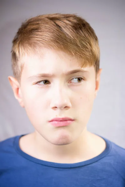 Emocjonalny Portret Letniego Chłopca Portret Emocjonalny Smutku Depresji Lęku — Zdjęcie stockowe