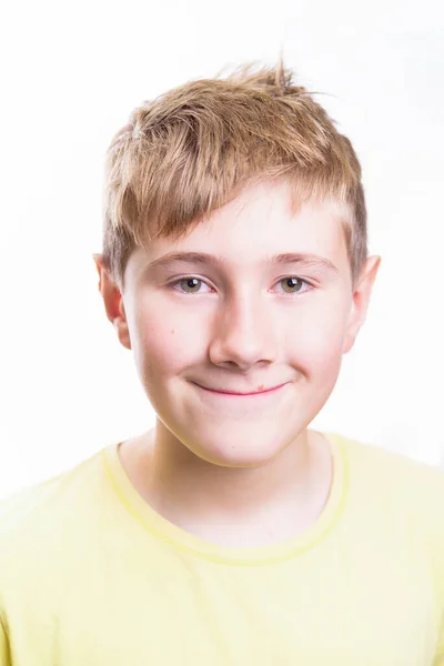 12歳の少年の感情的な肖像画 感情的な笑顔の肖像画 — ストック写真