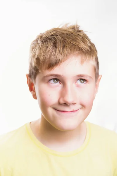 Känslomässigt Porträtt Årig Pojke Känslomässigt Leende Porträtt — Stockfoto