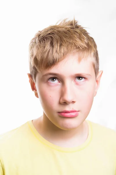 12歳の少年の感情的な肖像画 思考の感情的な肖像画 — ストック写真