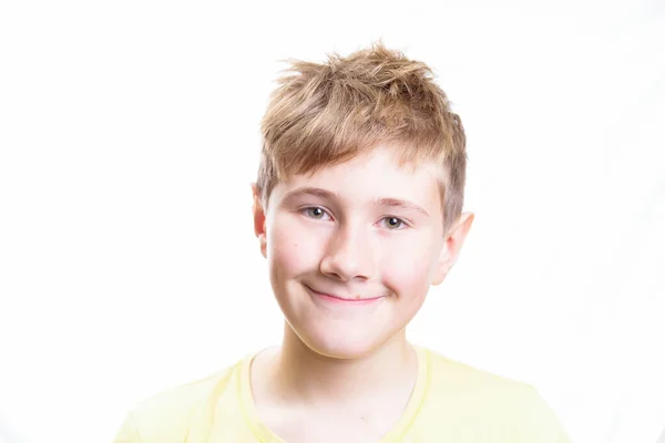 12歳の少年の感情的な肖像画 感情的な笑顔の肖像画 — ストック写真