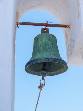 Pyrgos şehir manzarası, Santorini adasında kilise çanı. Cyclades, Yunanistan.
