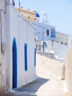 Pyrgos şehir manzarası, tipik beyaz santorini mimarisi. Santorini adası manzarası. Cyclades, Yunanistan.