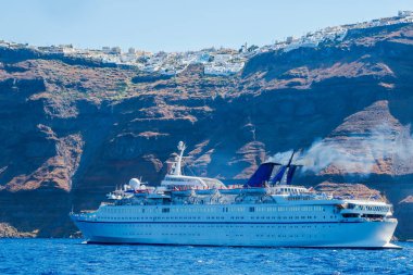 Gemi gezisi. Santorini, Cyclades, Yunanistan. Ege Denizi 'ndeki beyaz mağara evlerinin muhteşem Santorini manzarası. Santorini, Cyclades, Yunanistan.