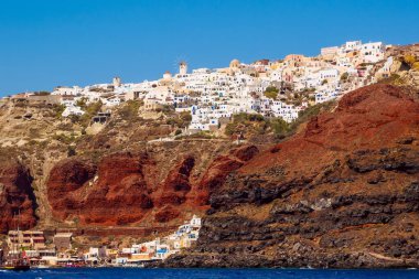 Ege Denizi 'ndeki beyaz mağara evlerinin muhteşem Santorini manzarası. Santorini, Cyclades, Yunanistan.