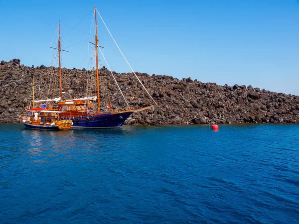 Пришвартований Човен Егейському Морі Вулкан Санторін Кіклади Греція — стокове фото