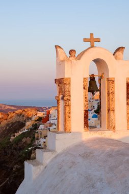 Kilise çanı ve Santorini adası mağara evleri manzaralı. Cyclades, Yunanistan.