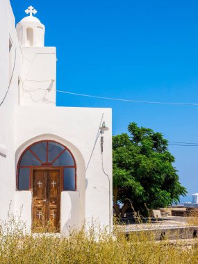 Pyrgos şehri manzarası, tipik beyaz Santorini Hristiyan kilisesi. Santorini adası manzarası. Cyclades, Yunanistan.