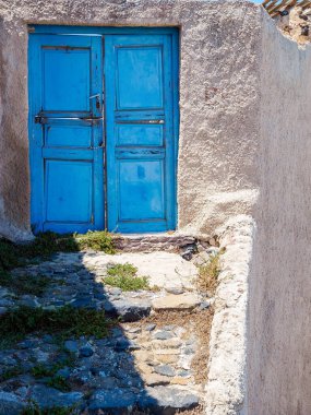Santorini adasındaki eski güzel ahşap kapı. Cyclades, Yunanistan. Dokuların resmini kapat