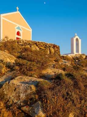Santorini adasındaki tipik Yunan Hıristiyan kilisesi. Santorini, Cyclades, Yunanistan.