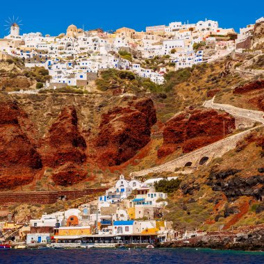Ege Denizi 'ndeki beyaz mağara evlerinin muhteşem Santorini manzarası. Santorini, Cyclades, Yunanistan.