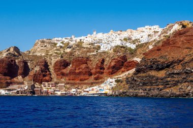 Ege Denizi 'ndeki beyaz mağara evlerinin muhteşem Santorini manzarası. Santorini, Cyclades, Yunanistan.