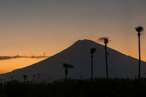 Puesta Sol Naranja Sobre Volcán Agung Isla Bali Vista Del —  Fotos de Stock