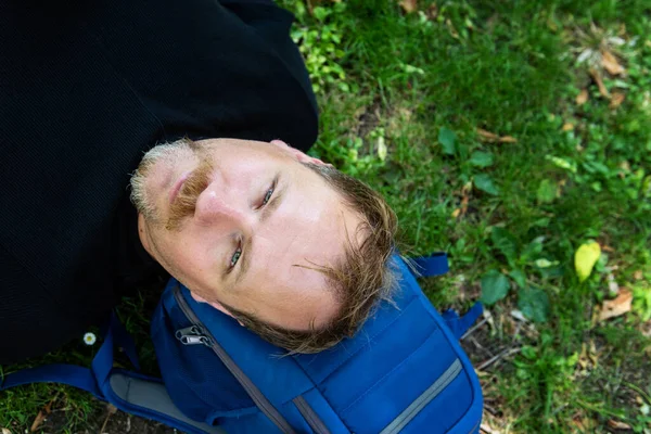 Portret Van Een Knappe Man Het Gras Gelukkig Man Ontspannen — Stockfoto