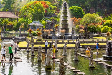 BALI, INDONEZYA - 30 Kasım 2019: Doğu Bali, Endonezya 'daki Tirta Gangga Su Sarayı' nda turistler