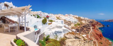 Santorini adasındaki geleneksel beyaz mağara evinde inanılmaz bir deniz manzarası var. Santorini, Cyclades, Yunanistan
